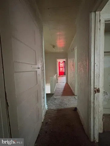 a view of empty room with window