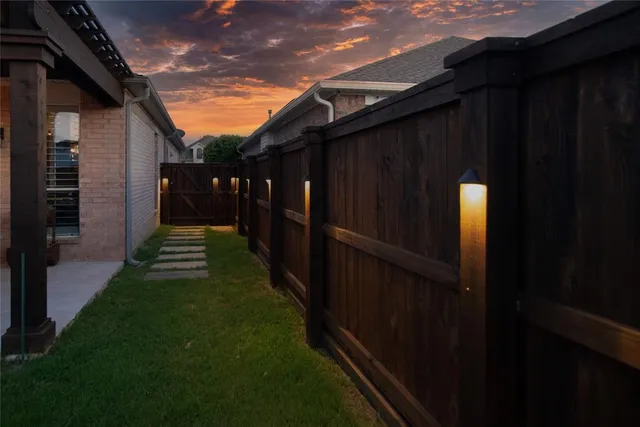 a view of backyard with pathway