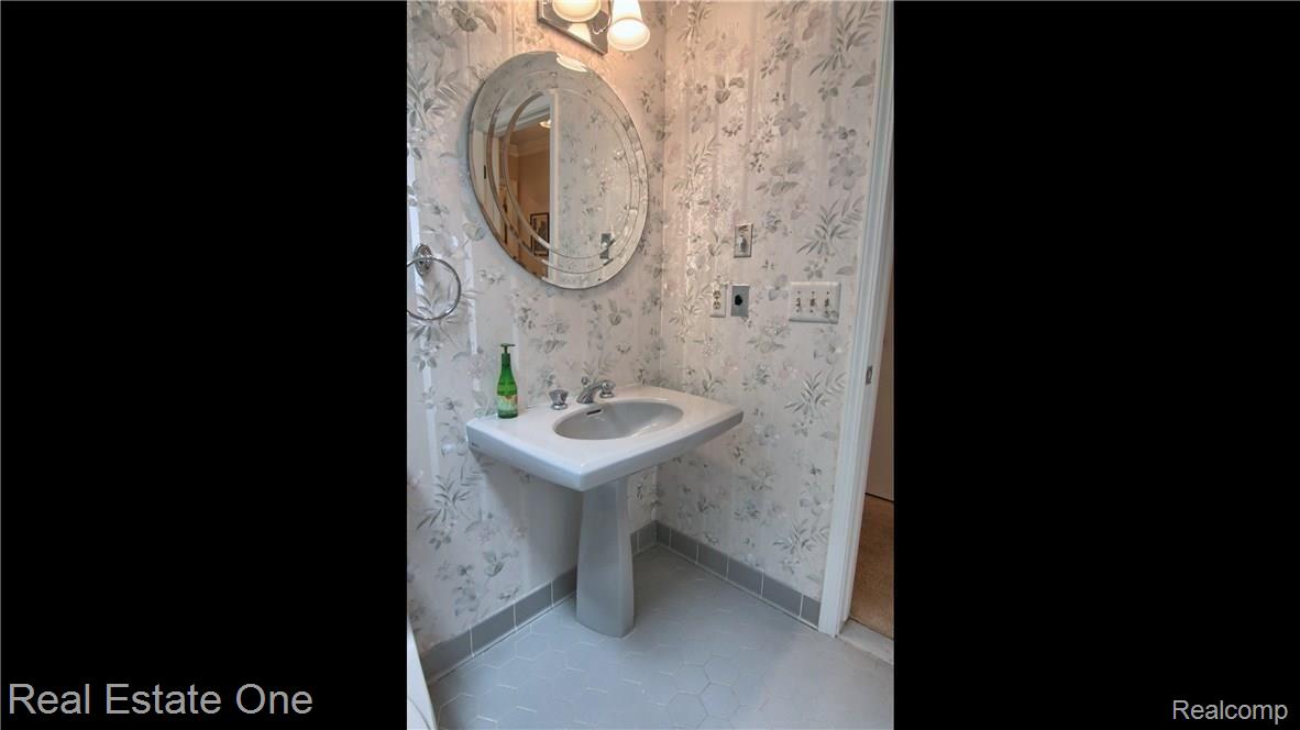 1626 Kingsmere Circle Rochester, MI 48309 - Photo 22 of 31 Bathroom.jpg