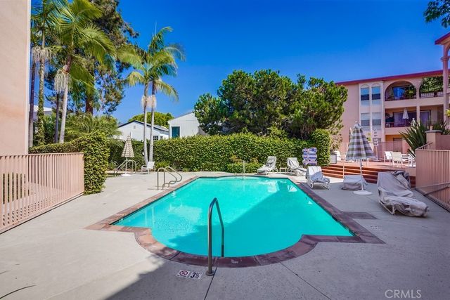 a view of a backyard and a fountain