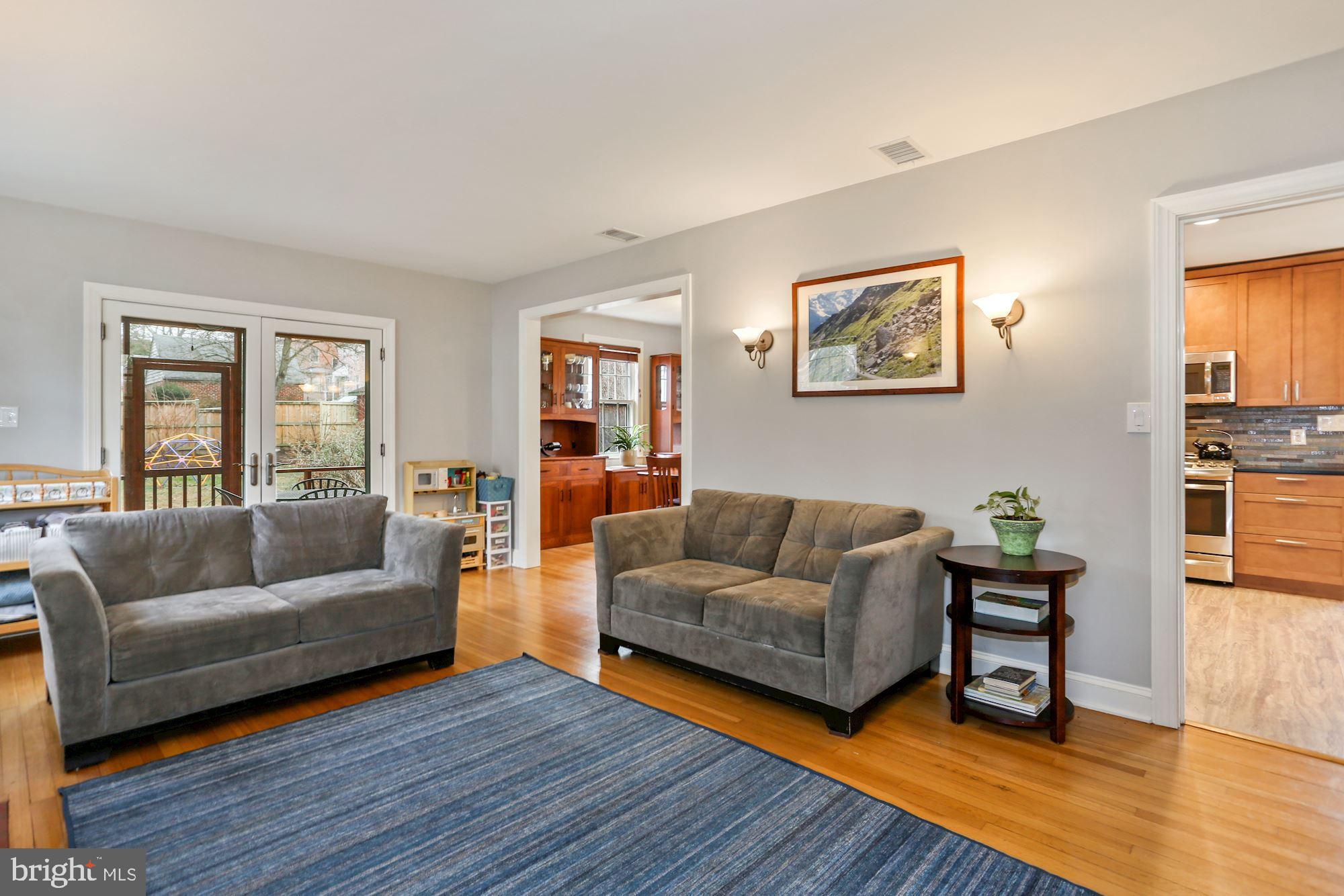 9025 Fairview Road Silver Spring, MD 20910 - Photo 4 of 33 Living Room