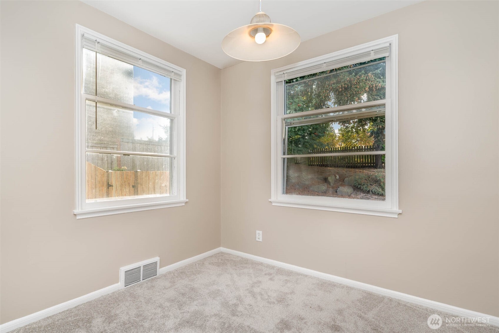 3839 30th Avenue West Seattle, WA 98199 - Photo 14 of 16