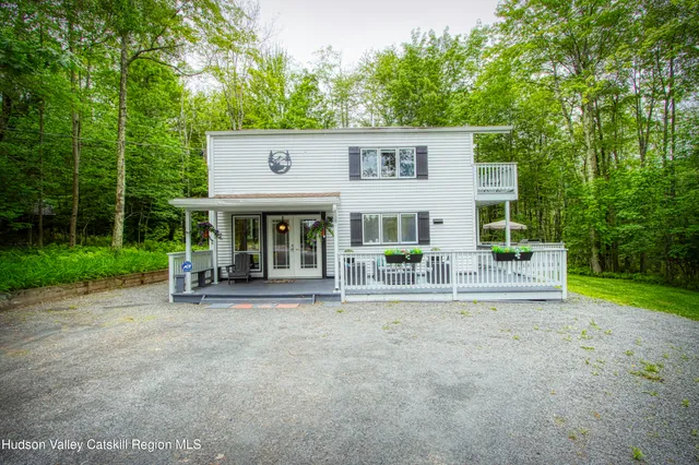 a view of a house with backyard and porch