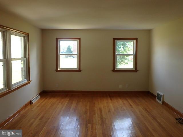11240 Marbern Road Hagerstown, MD 21740 - Photo 4 of 10 Living Room