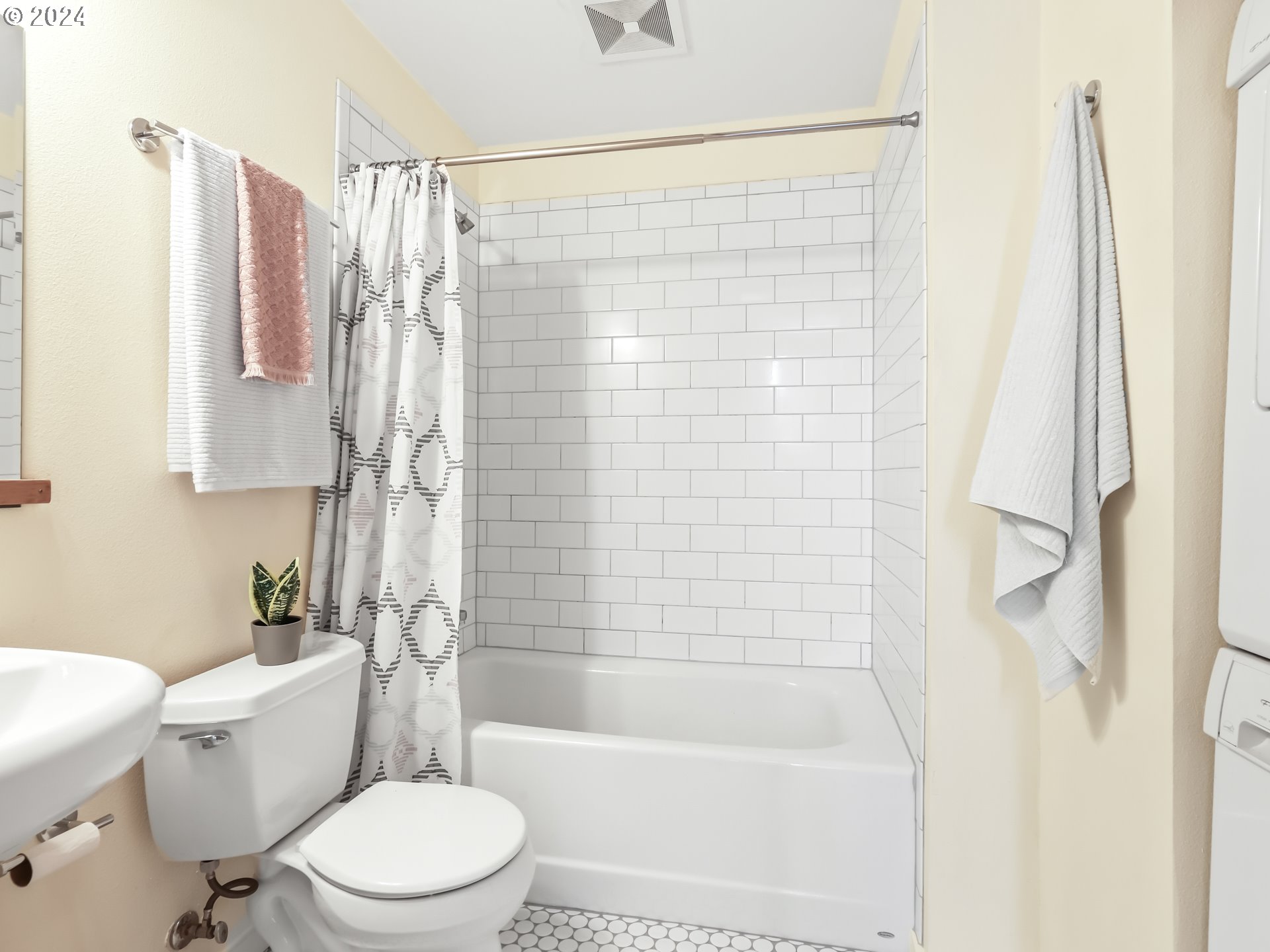 2021 Southeast Clinton Street, Unit 201 Portland, OR 97202 - Photo 24 of 35 a bathroom with a toilet and a bathtub