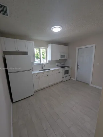 $2,000 | 1908 Northwest 17th Street, Unit 1908, Miami, FL 33125