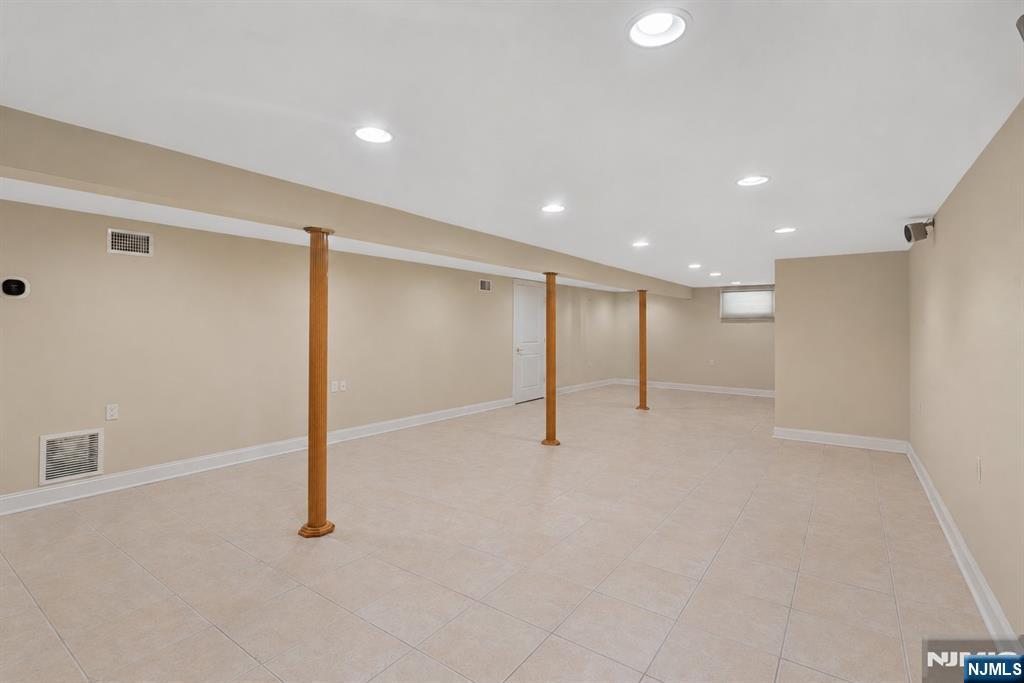 28 Demarest Road Paramus, NJ 07652 - Photo 25 of 32