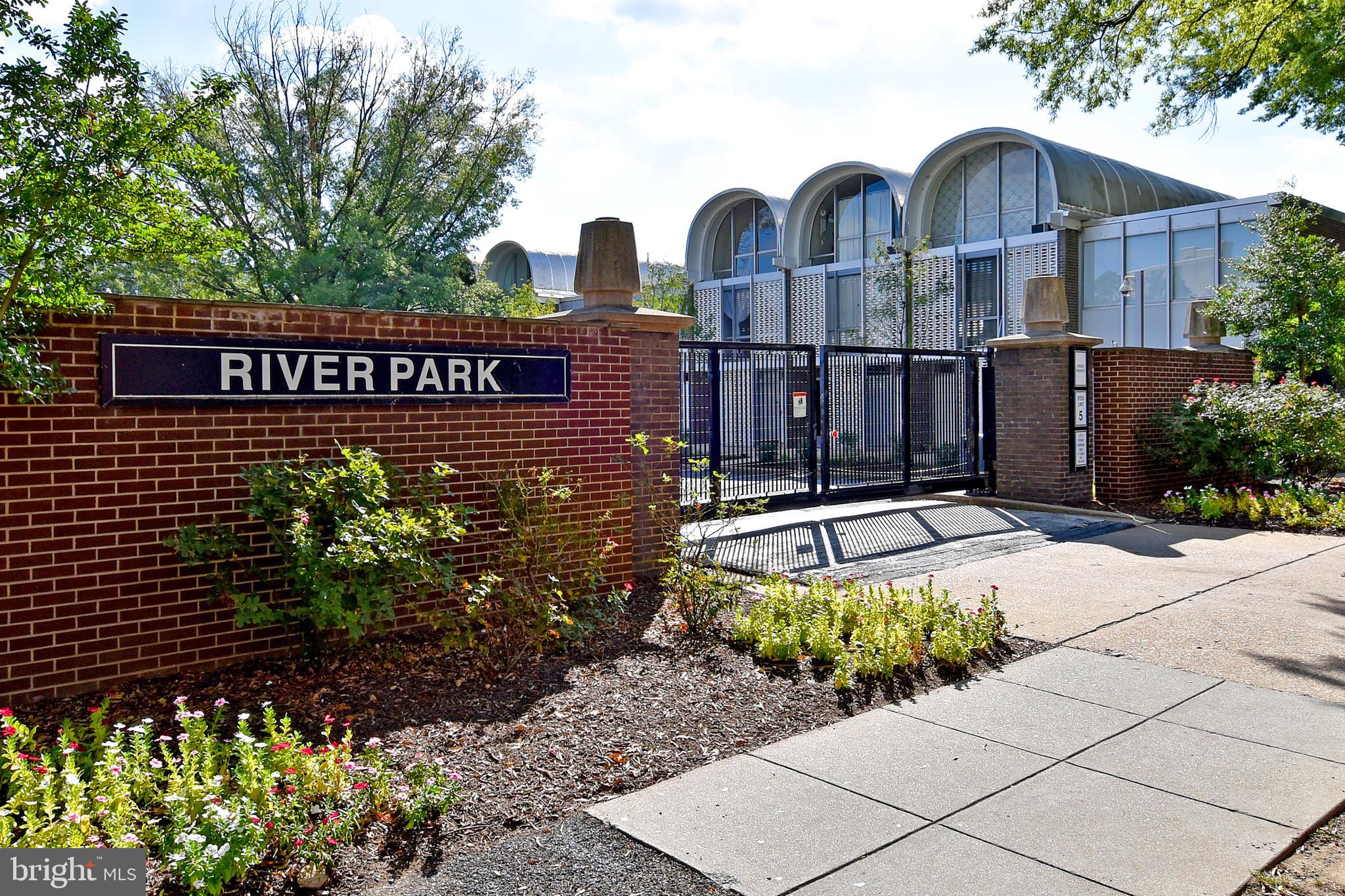 352 N Street Southwest Washington, DC 20024 - Photo 34 of 57 a front view of a house with garden