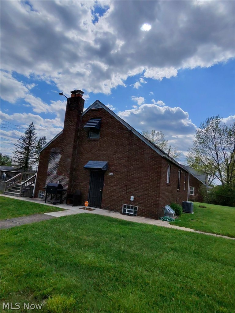 2156 McGuffey Road Youngstown, OH 44505 - Photo 4 of 7