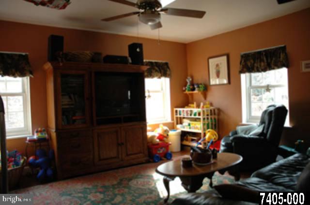 164 Springdale Road York, PA 17403 - Photo 3 of 9 Gallery Image 3