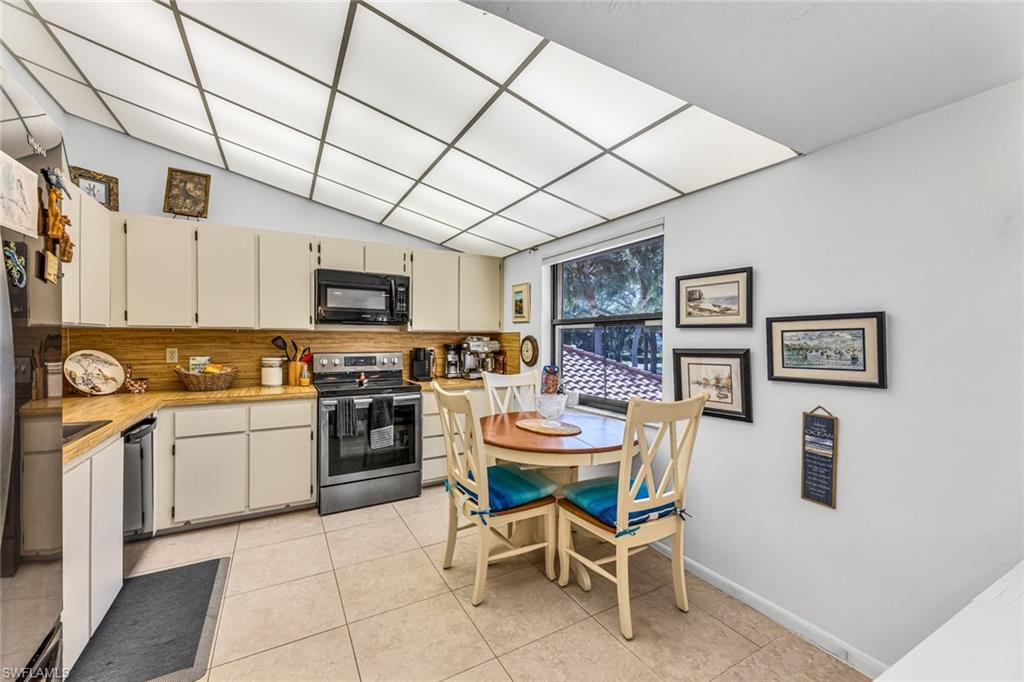 194 Albi Road, Unit 202 Naples, FL 34112 - Photo 13 of 50 Spacious kitchen with breakfast table