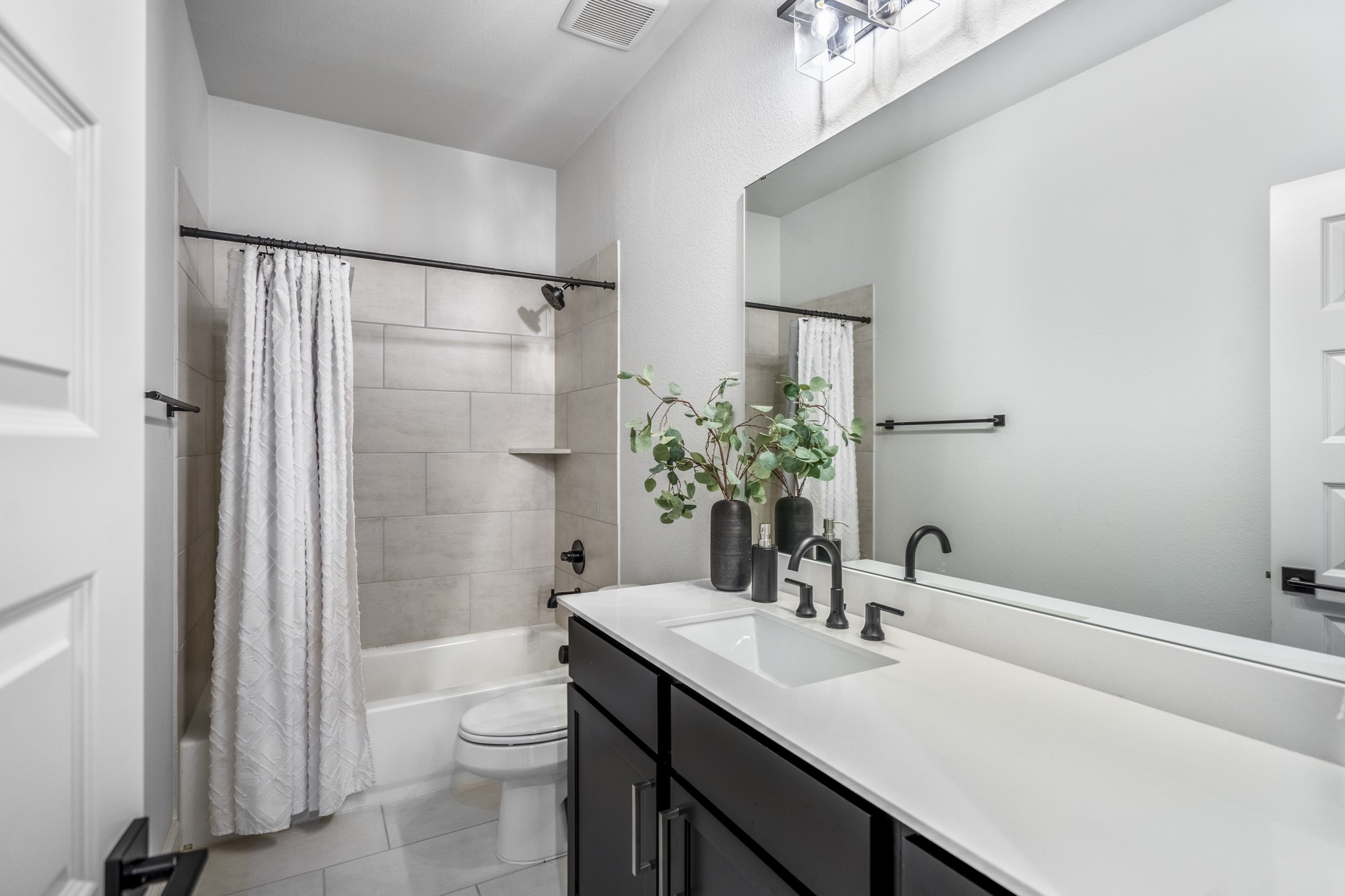 304 Mullins Court Montgomery, TX 77316 - Photo 26 of 50 2nd level full bath shared between two bedrooms and the flex space.
