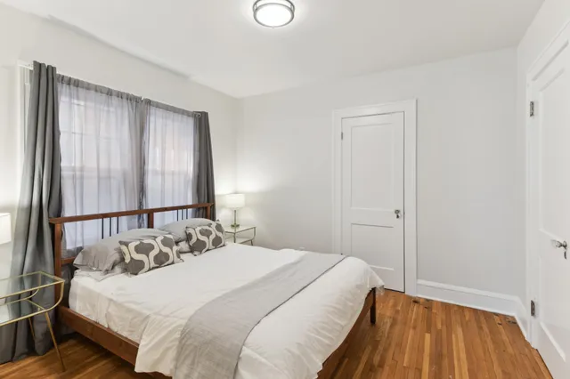 $2,100 | 955 17th Avenue Southeast, Minneapolis, MN 55414