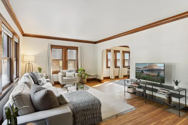 $2,100 | 955 17th Avenue Southeast, Minneapolis, MN 55414