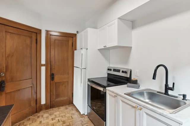 $2,100 | 955 17th Avenue Southeast, Minneapolis, MN 55414