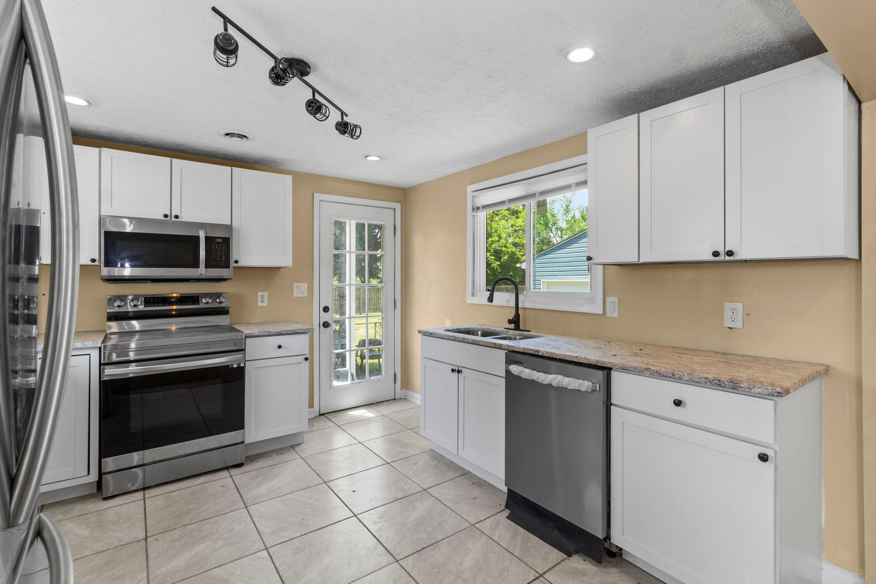 558 Stockbridge Road Columbus, OH 43207 - Photo 6 of 20 a (4)
