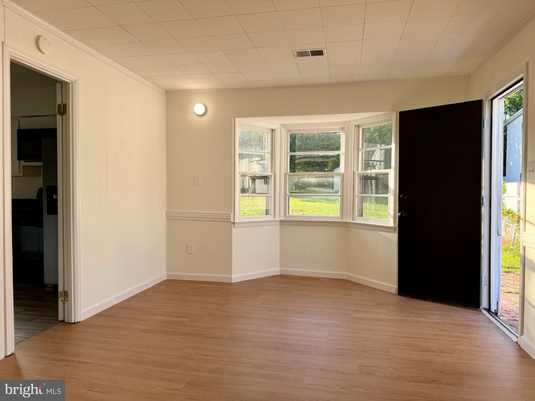 606 West Beech Road Sterling, VA 20164 - Photo 33 of 33 Bright and airy corner nook.