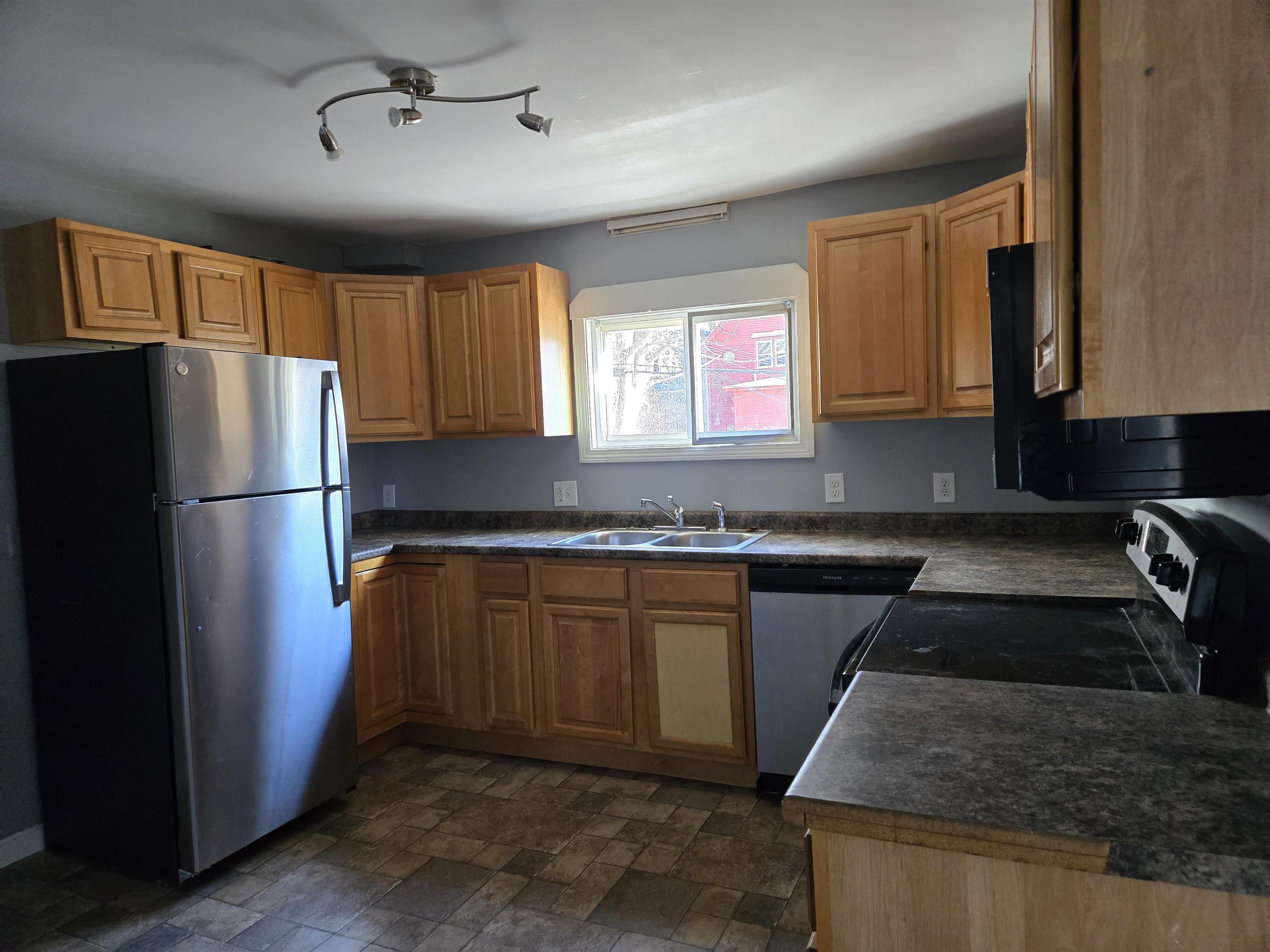 452 Manchester Street Manchester, NH 03103 - Photo 3 of 25