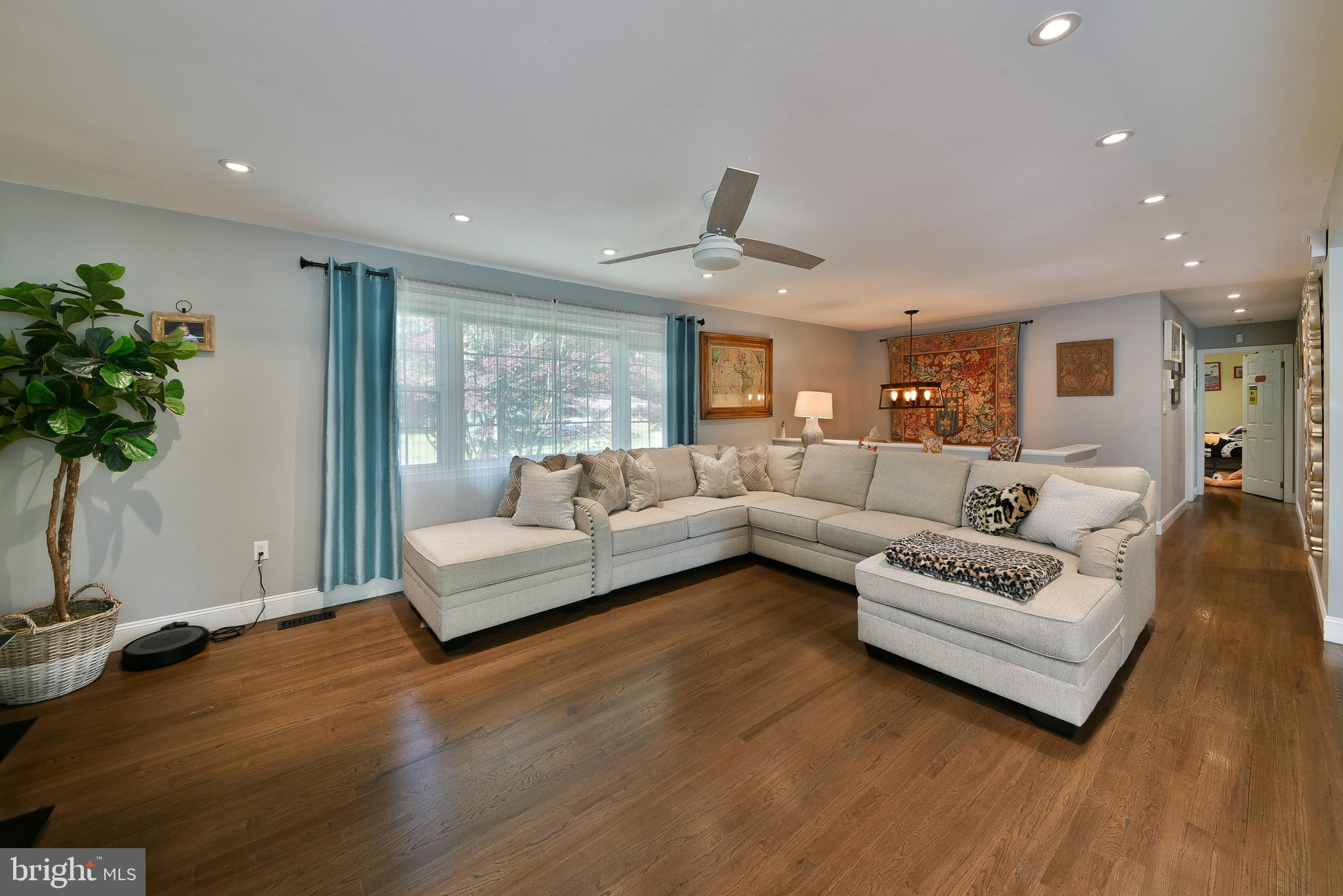 192 Bull Run Road Ewing, NJ 08638 - Photo 9 of 46 a living room with furniture and a potted plant