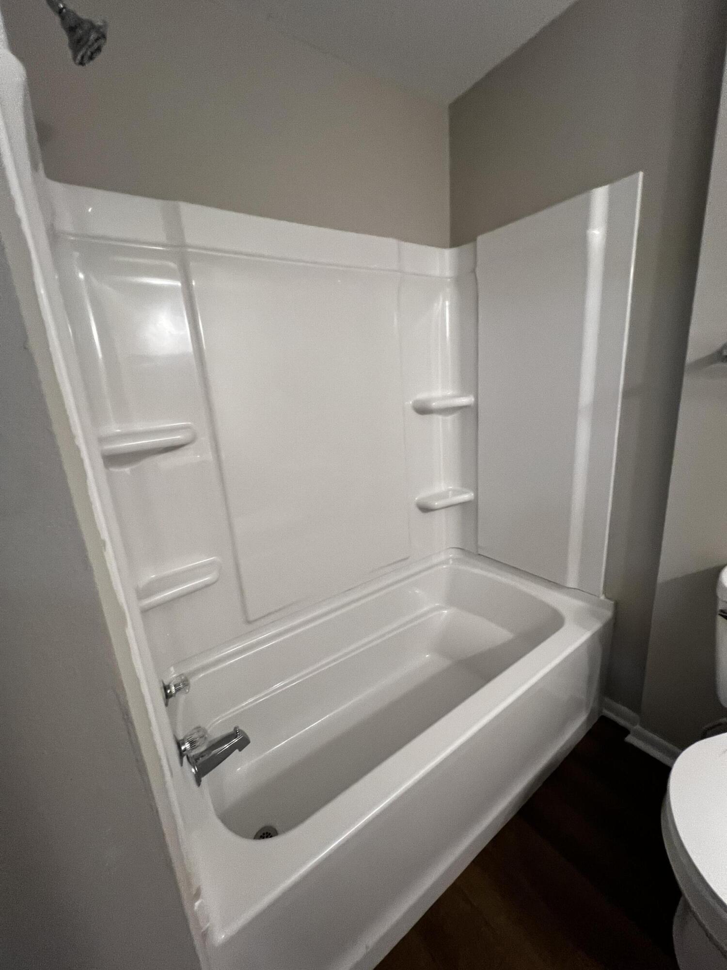 124 Hampton Drive Crestview, FL 32539 - Photo 11 of 12 a bathroom with a tub