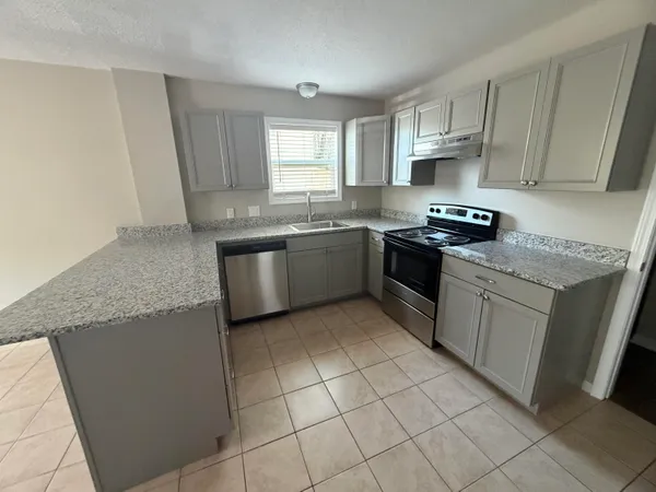 $1,195 | 124 Hampton Drive, Crestview, FL 32539