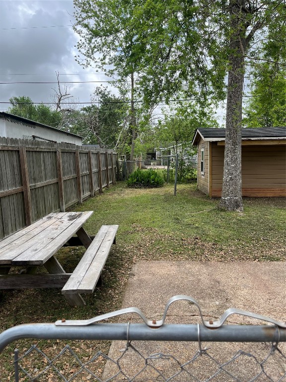 828 North Chenango Street Angleton, TX 77515 - Photo 5 of 17