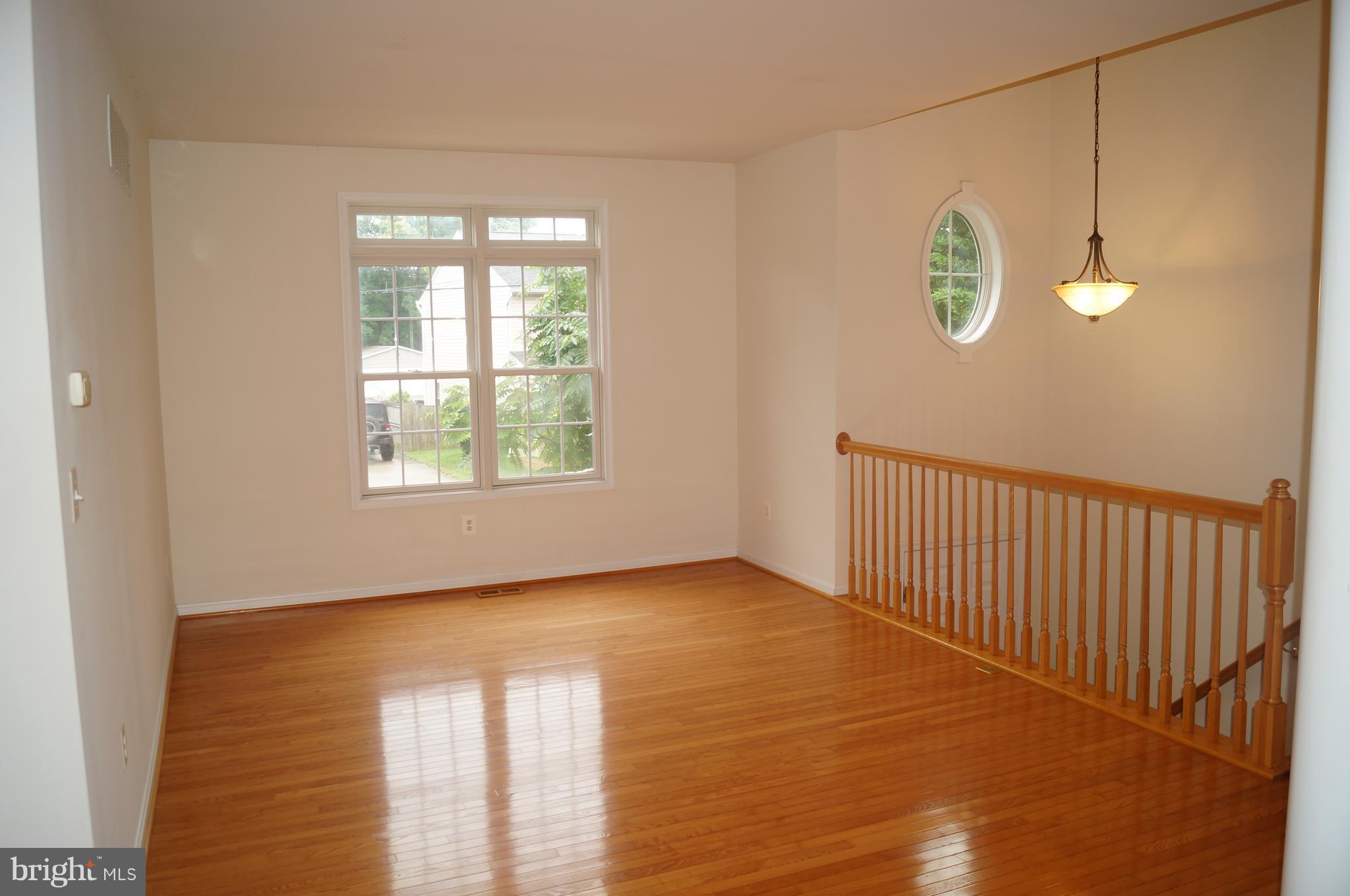 7728 West Shore Road Pasadena, MD 21122 - Photo 7 of 26 Living Room
