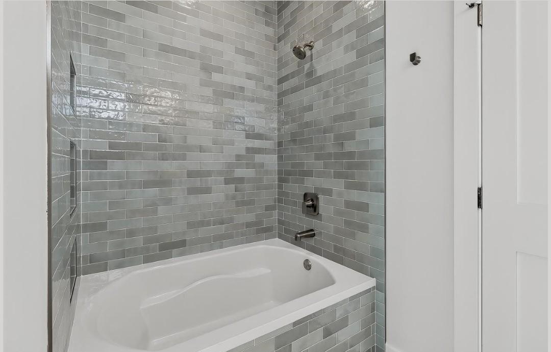 15206 Cruiser Street Corpus Christi, TX 78418 - Photo 9 of 10 a bathroom with a bathtub