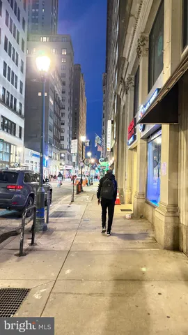 $2,350 | 1522 Locust Street, Unit 301, Philadelphia, PA 19102