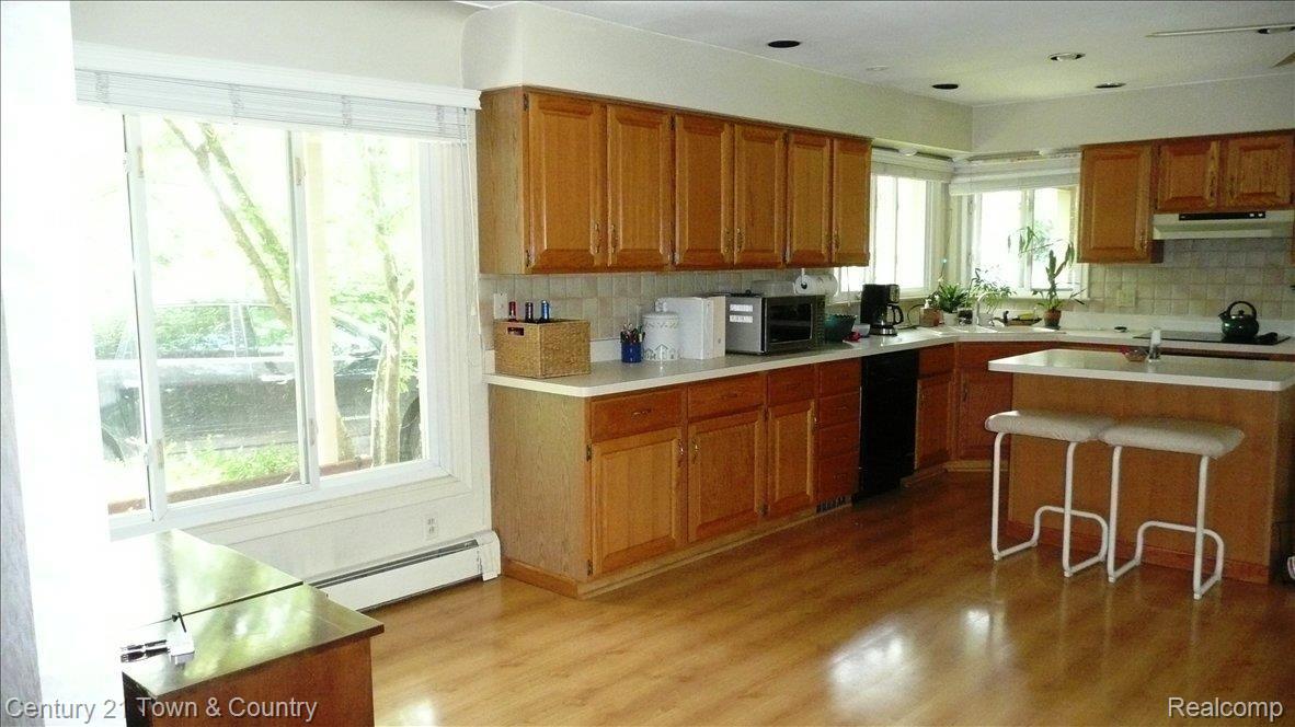 695 East Square Lake Road Troy, MI 48085 - Photo 5 of 11 Kitchen 2