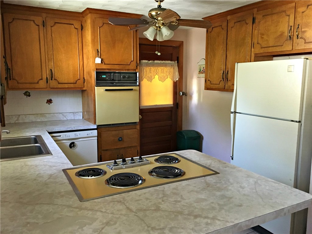 38 Crest Road North Smithfield, RI 02896 - Photo 3 of 11