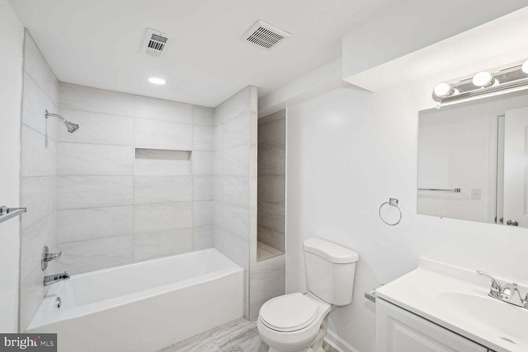 1909 McCulloh Street Baltimore, MD 21217 - Photo 18 of 22 a bathroom with a toilet a sink and bathtub