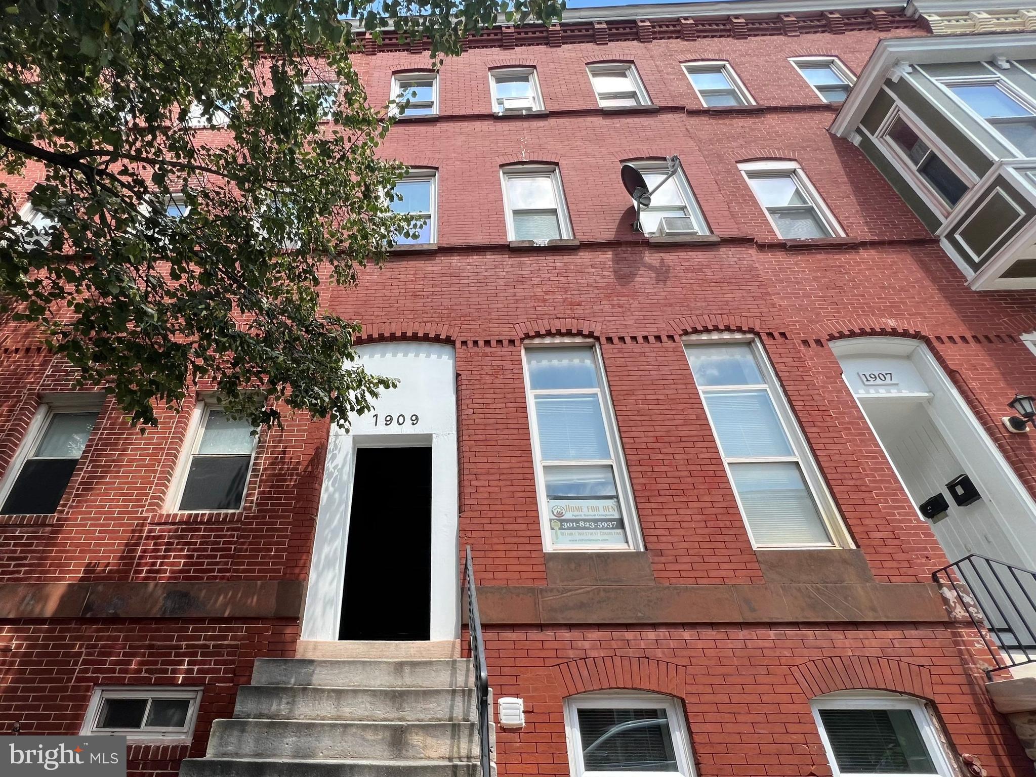 1909 McCulloh Street Baltimore, MD 21217 - Photo 2 of 22 front view of a building
