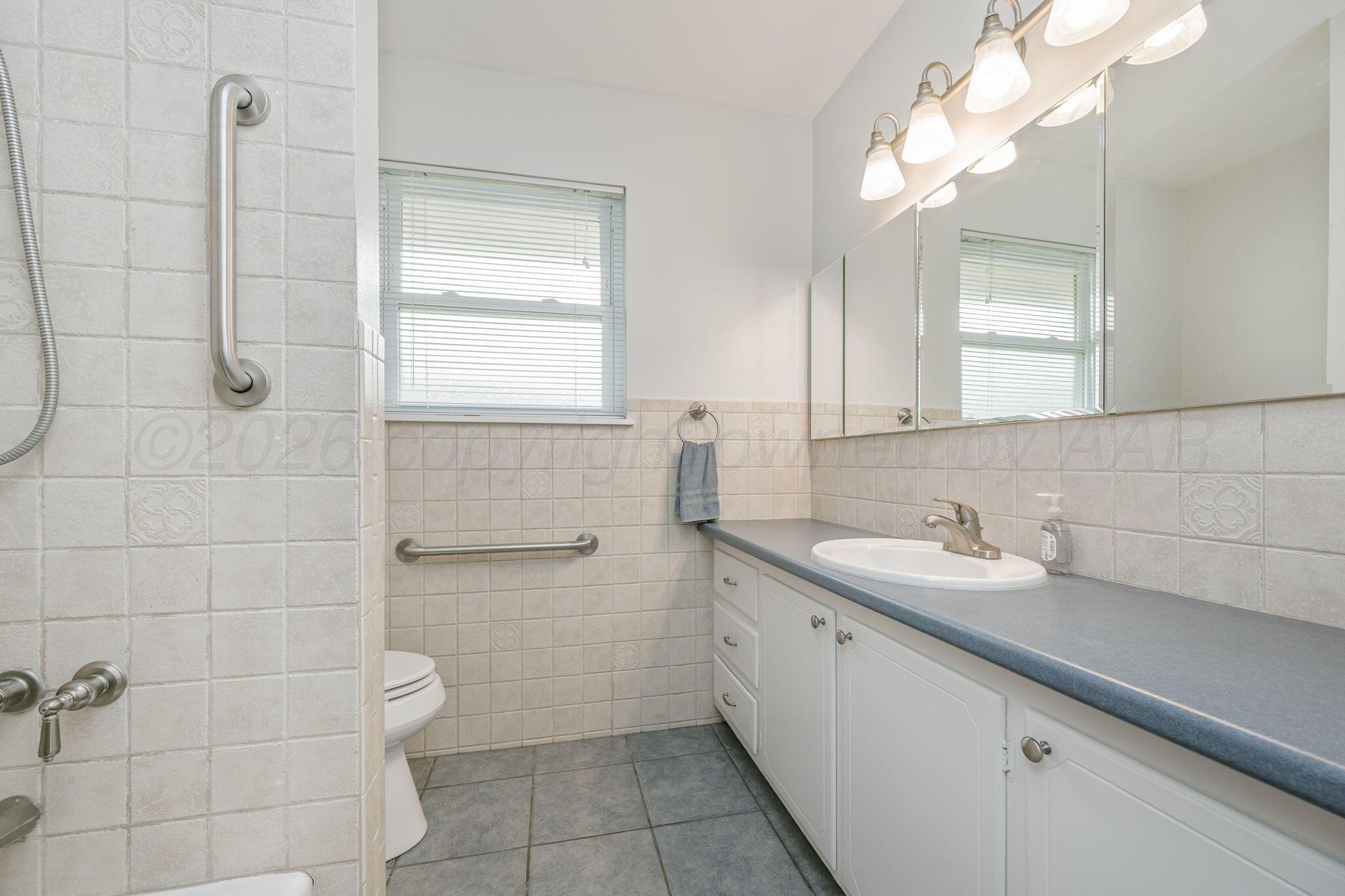 6010 Dreyfuss Road Amarillo, TX 79106 - Photo 17 of 21 Hall Bathroom