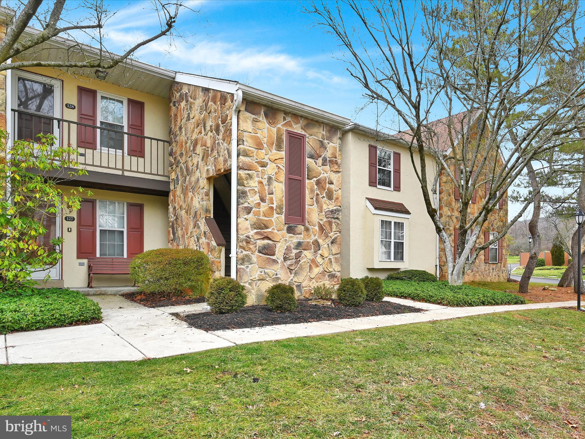 127 Valley Stream Circle Chesterbrook, PA 19087 - Photo 4 of 25 Front
