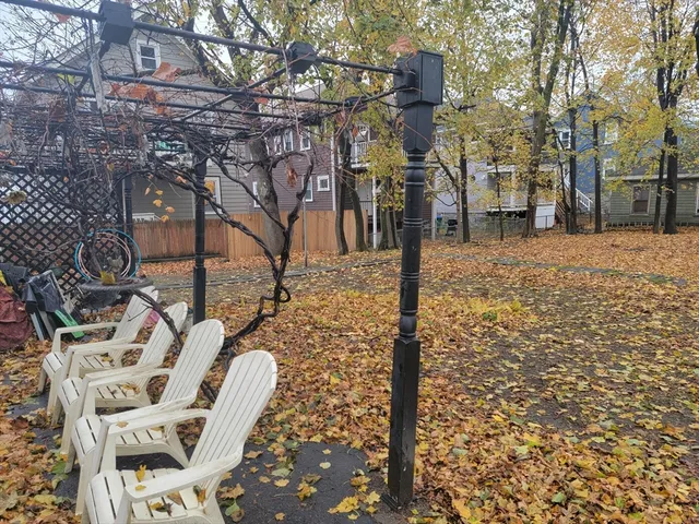 a view of a yard of the house