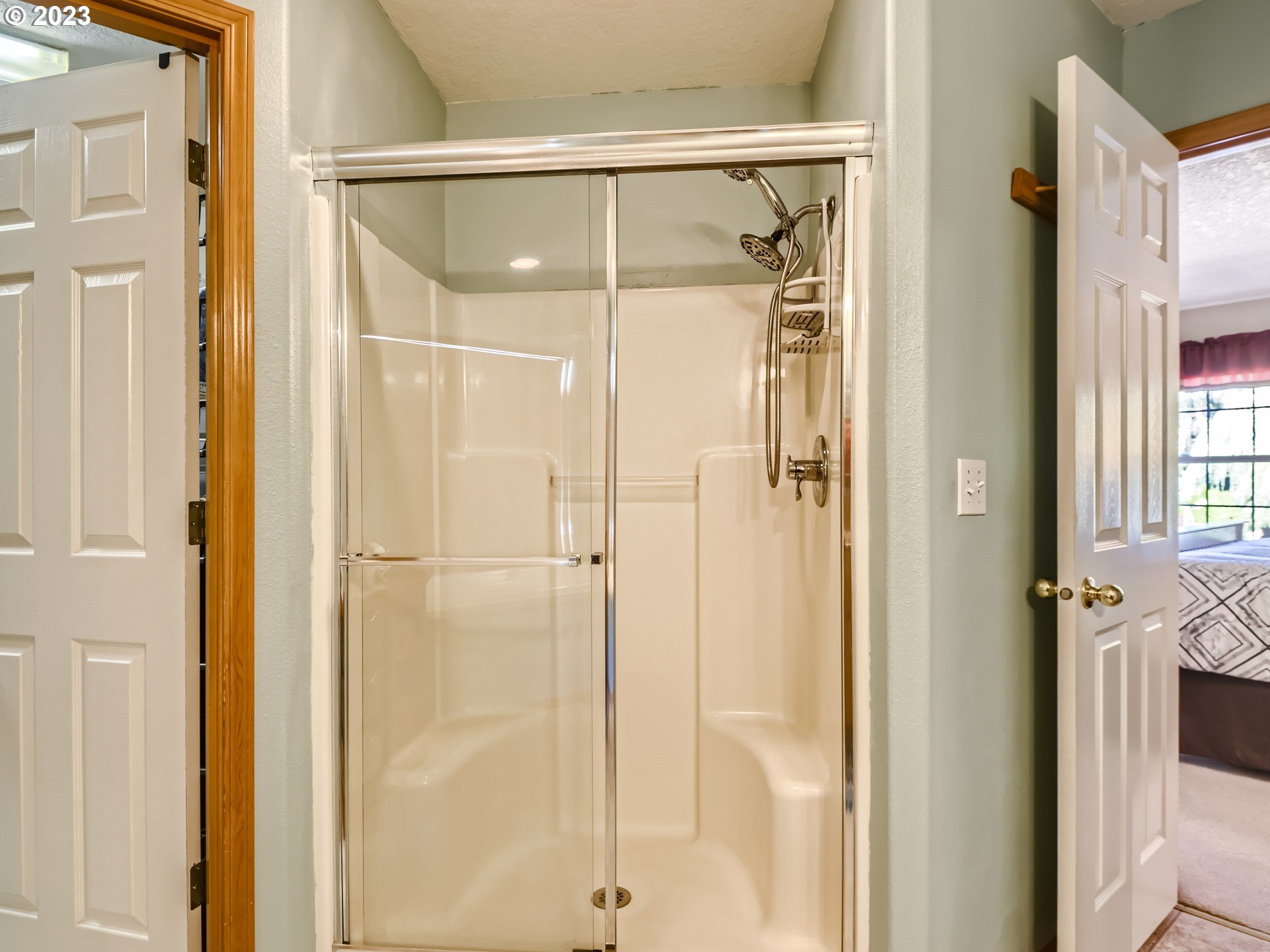 1167 Southeast Eagle Lane Gresham, OR 97080 - Photo 14 of 25 a bathroom with a glass shower door