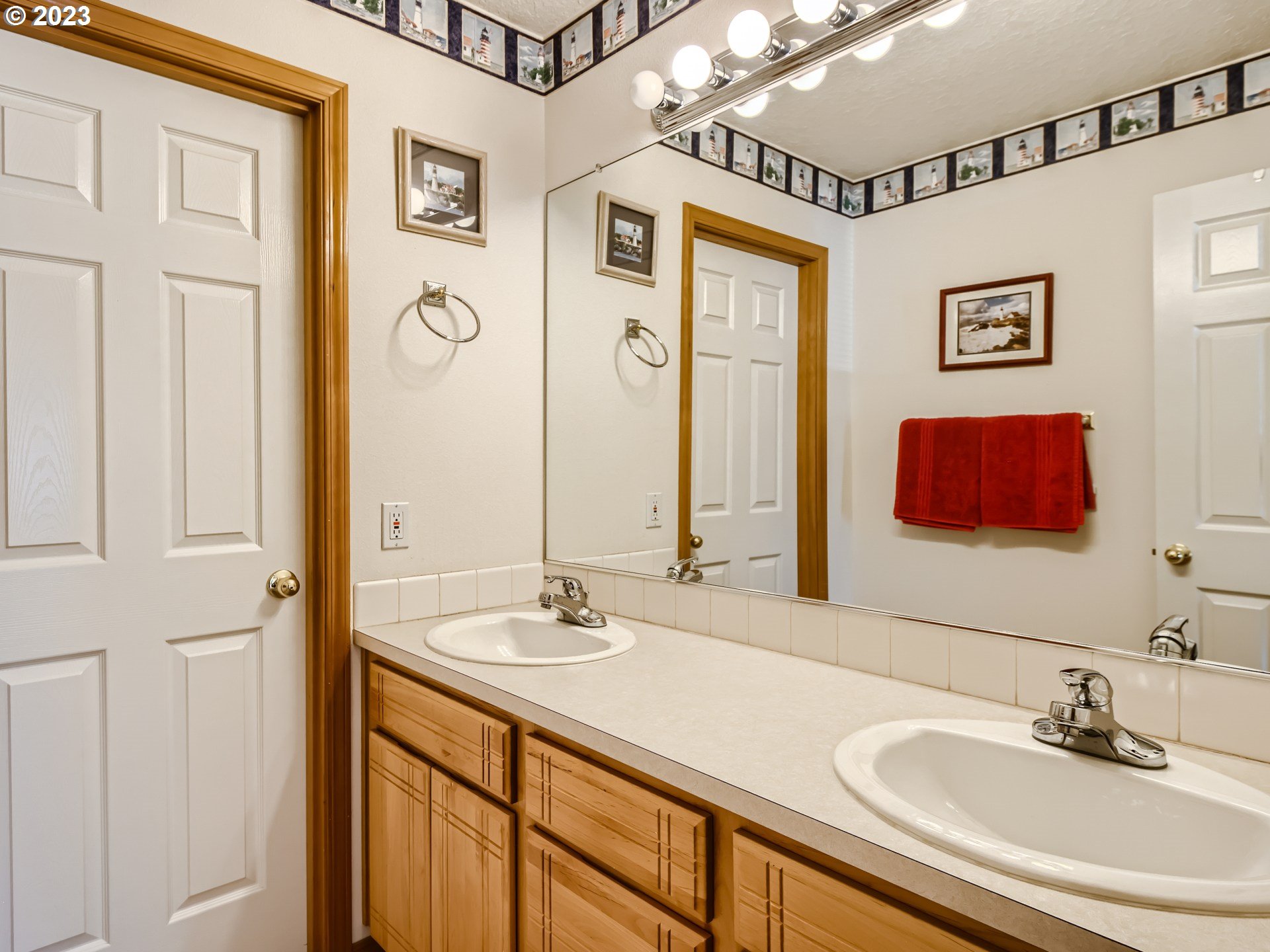 1167 Southeast Eagle Lane Gresham, OR 97080 - Photo 18 of 25 a bathroom with a sink and a mirror