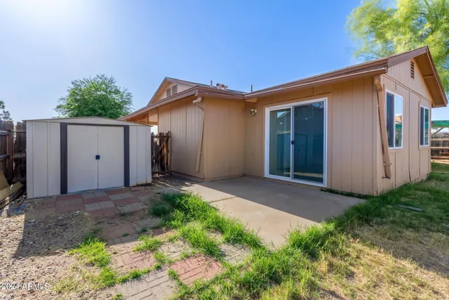 a view of a house with backyard and garden