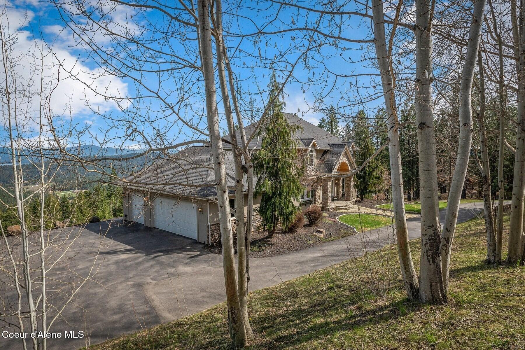 1238 North Reynolds Road Coeur D'Alene, ID 83814 - Photo 35 of 62 Paved driveway and 3 car garage