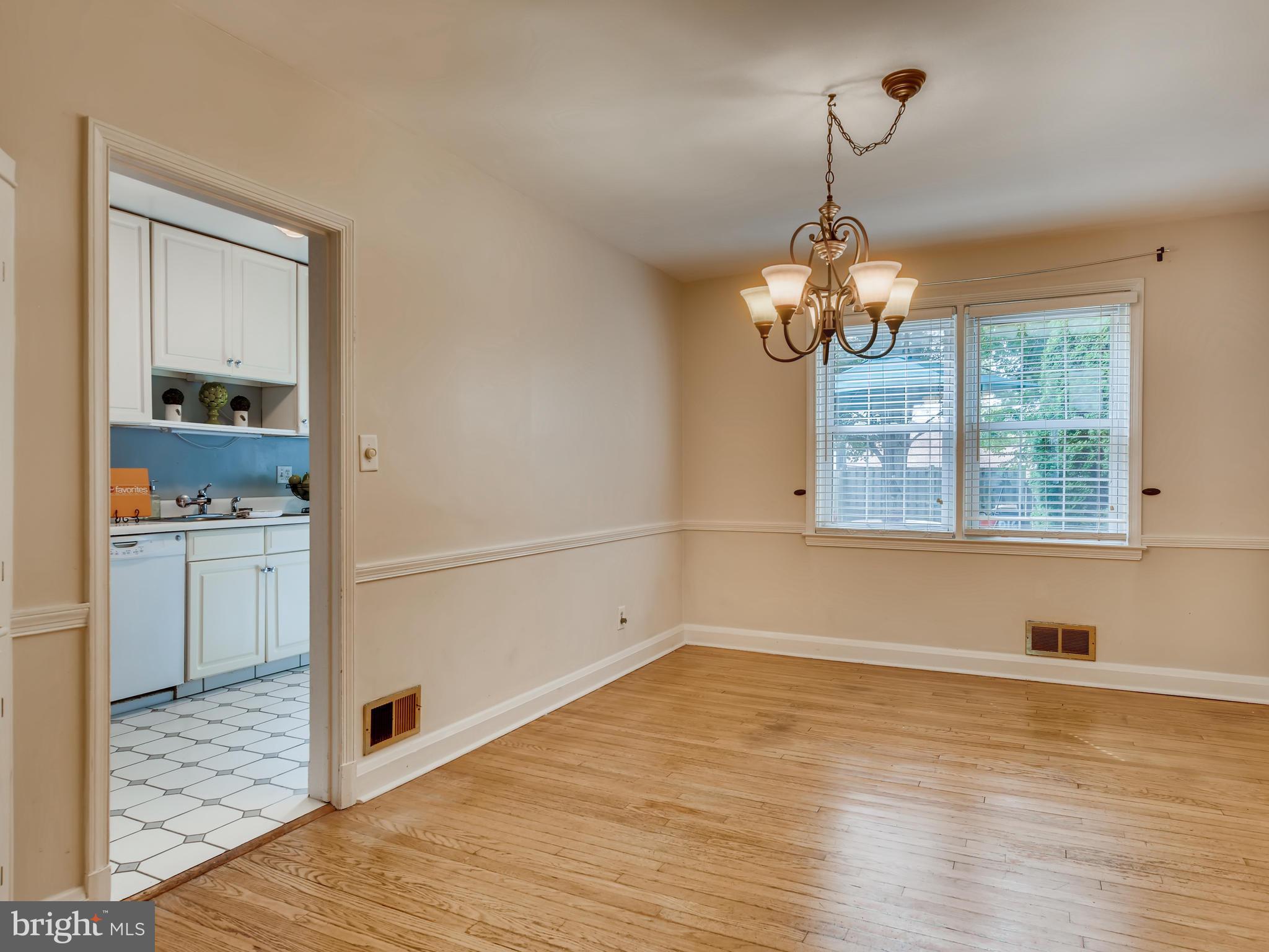 7016 Heathfield Road Baltimore, MD 21212 - Photo 5 of 30 Dining room with chair rail