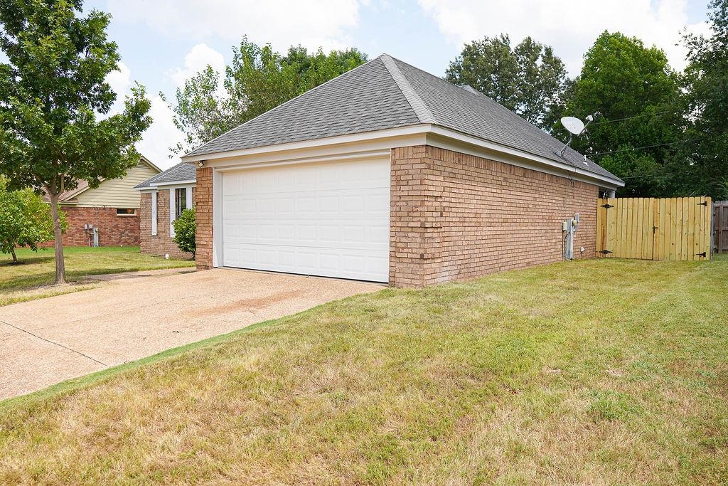 5488 Ross Road Memphis, TN 38141 - Photo 2 of 18 a backyard of a house