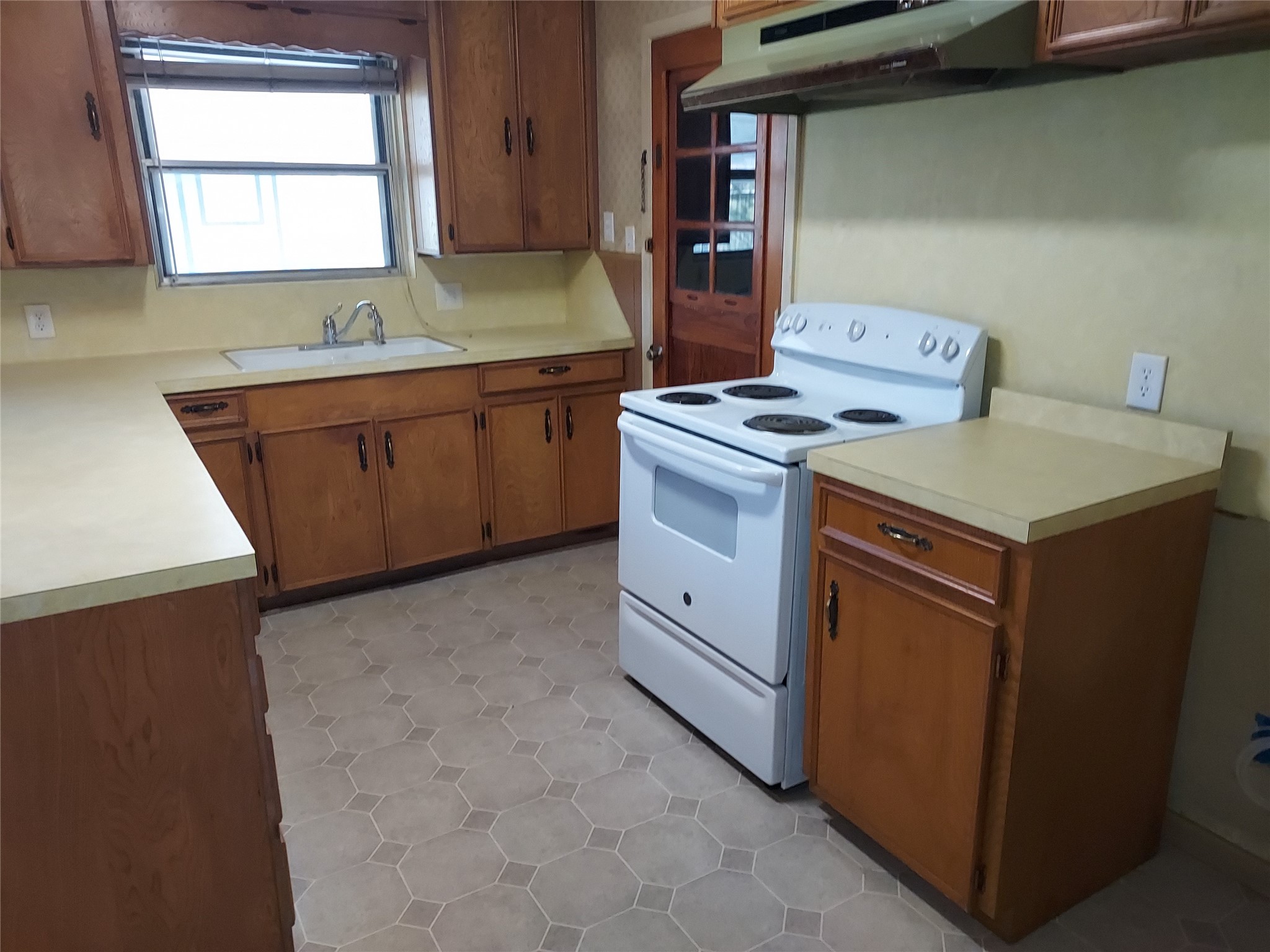 1008 Meadowlane Street Angleton, TX 77515 - Photo 3 of 15