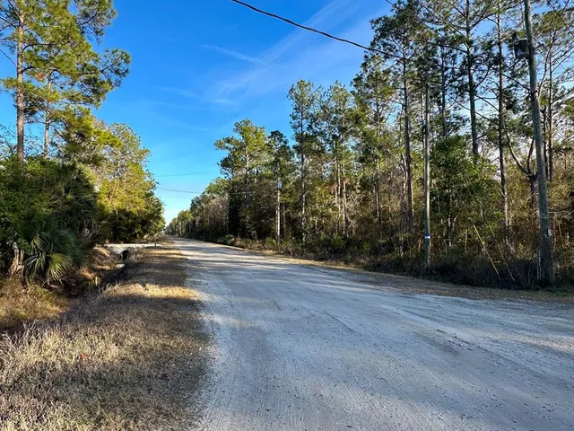 a sign that is sitting on a brick wall