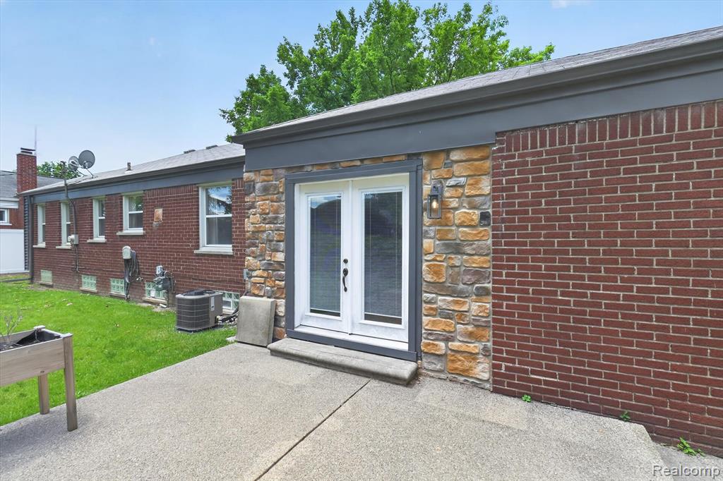 1215 Goddard Road Wyandotte, MI 48192 - Photo 6 of 49