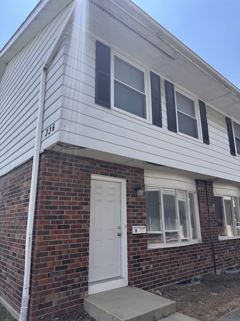 336 Lilac Lane, Unit H Elgin, IL 60123 - Photo 1 of 16