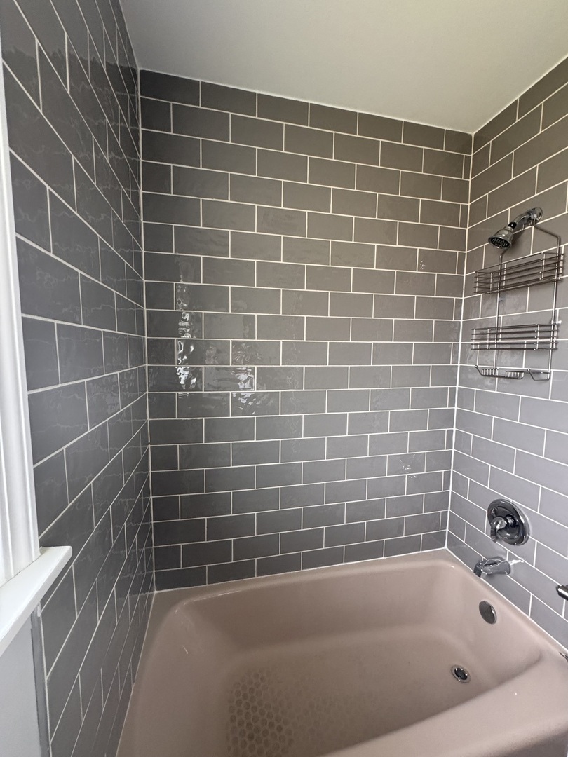 336 Lilac Lane, Unit H Elgin, IL 60123 - Photo 14 of 16 a bathroom with a bathtub