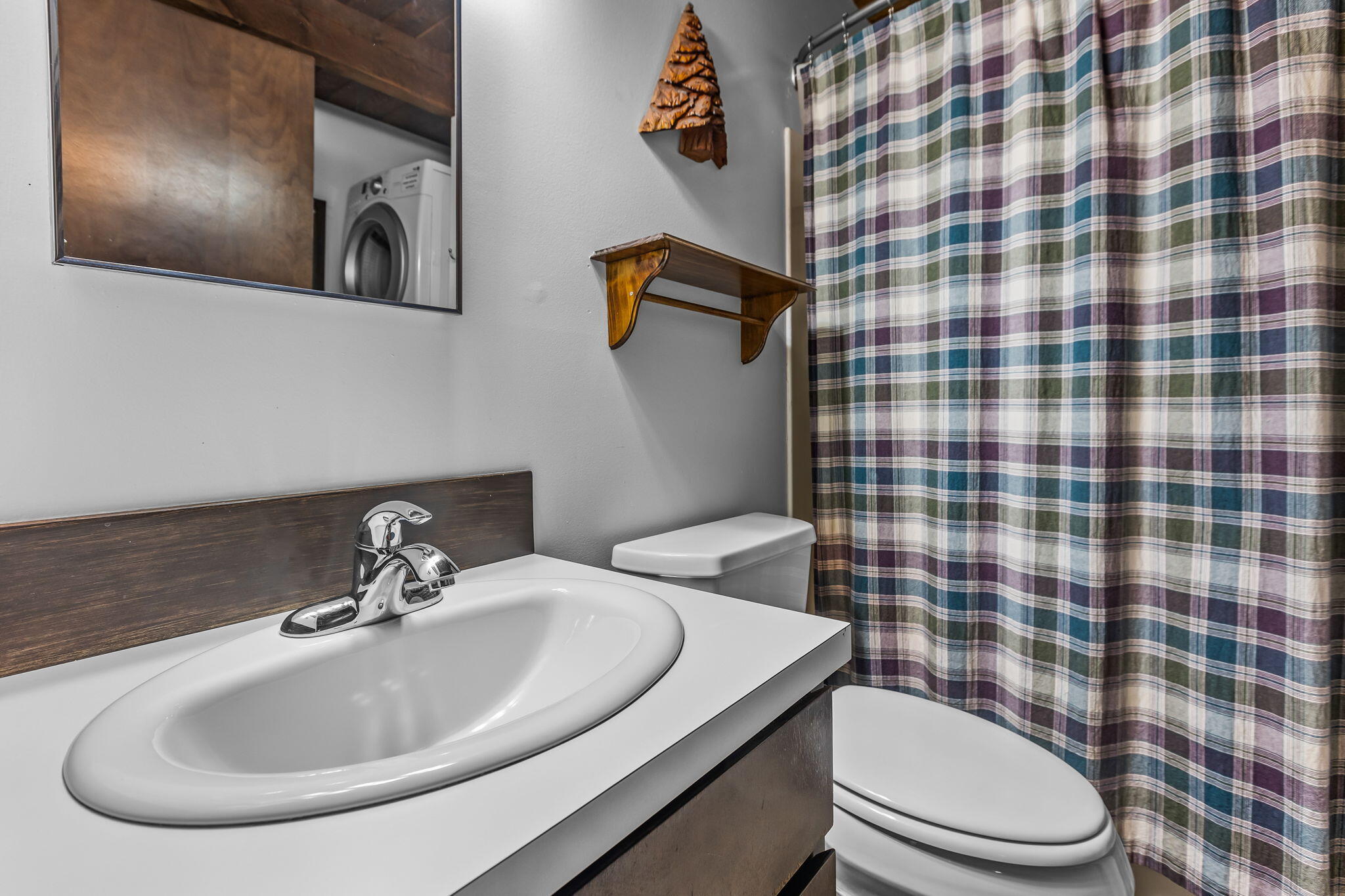 13701 Partridge Foot, Unit RR83 Black Butte Ranch, OR 97759 - Photo 16 of 40 Bathroom downstairs adjacent to primary bedroom.