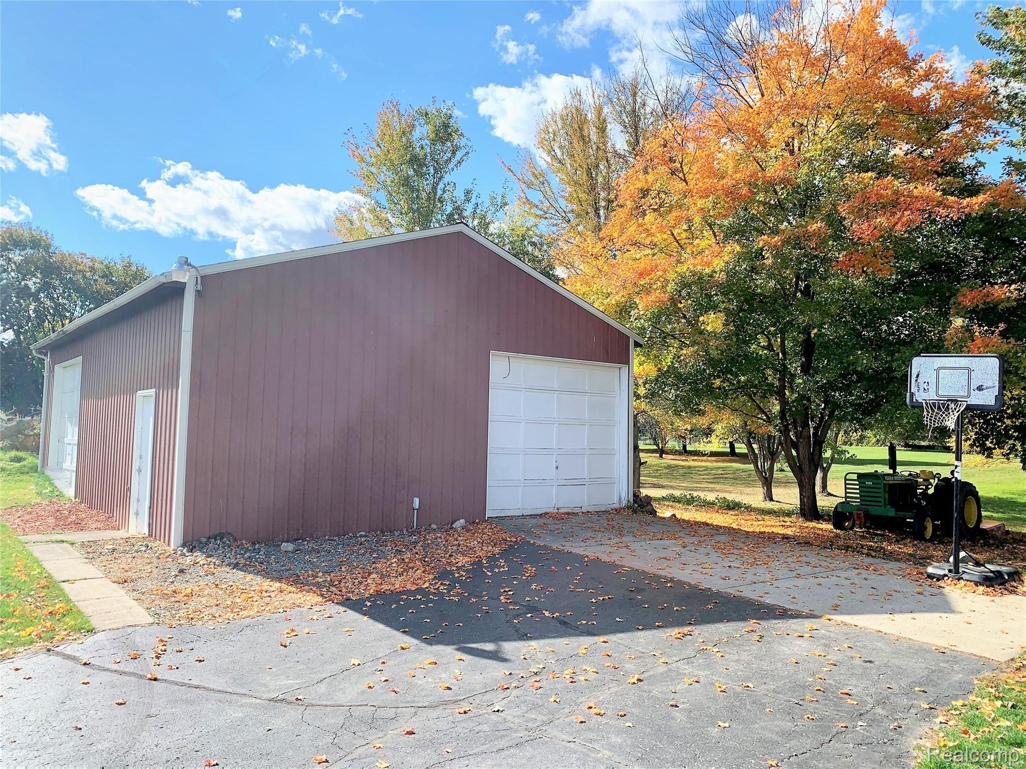 1155 North Oak Road Davison, MI 48423 - Photo 17 of 19 Pole Barn.jpg