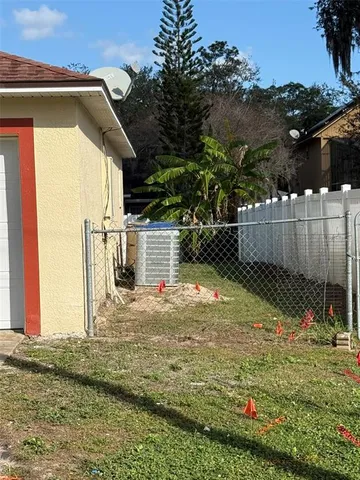 a view of a backyard